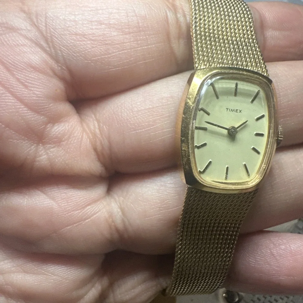 Works Vintage Timex Manual Wind Gold Tone Ladies Watch! Runs Great! 19mm Fit 7in